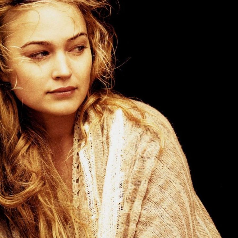 While looking for images for Elixa's cover, I spotted this lovely image of a medieval girl. As it is Sophia Myles playing Isolde I couldn't use it. What a pity! As she depicts the perfect Elixa. Maybe one day if Elixa becomes a film or telly series, Sophia will play Elixa!
